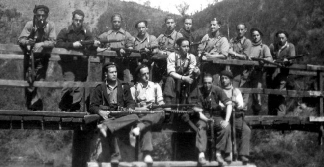 Parte del batallón Rosa Luxemburgo con sus fusiles en la mano | batallonrosaluxemburgo.wordpress.com