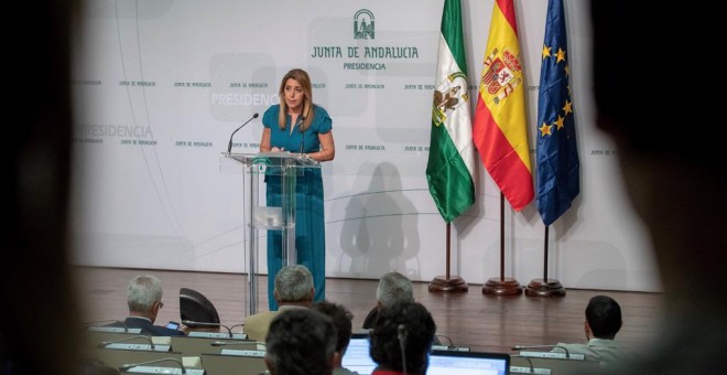 La presidenta de la Junta de Andalucía, Susana Díaz, durante su comparecencia en el Palacio de San Telmo en Sevilla, tras firmar el decreto de disolución del Parlamento autonómico y de la convocatoria de elecciones andaluzas anticipadas para el próximo 2