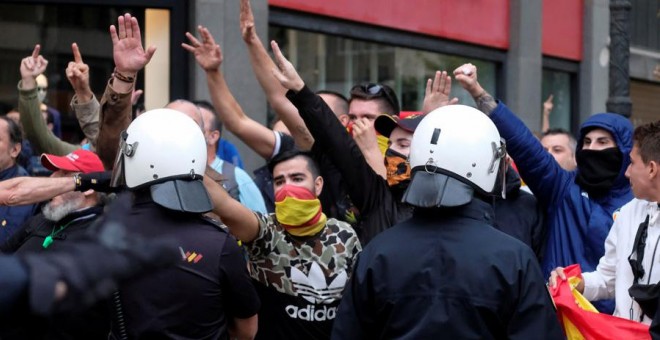 Nazis hacen el saludo fascista en Valencia este martes. REUTERS/Heino Kalis