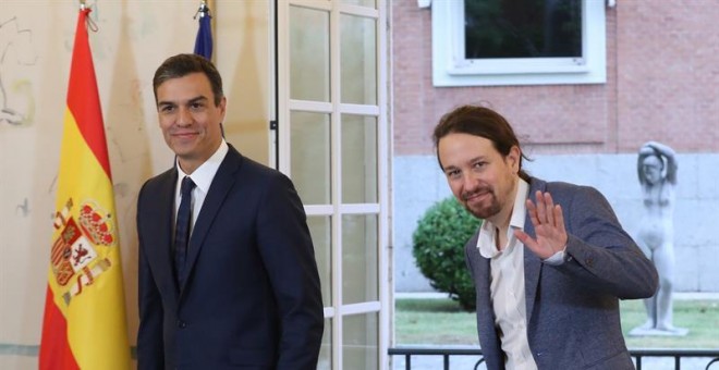 11/10/2018.- El presidente del Gobierno, Pedro Sánchez (izda), y el secretario general de Podemos, Pablo Iglesias, han firmado hoy en el Palacio de la Moncloa el acuerdo sobre el proyecto de ley de presupuestos para 2019. EFE/ Zipi