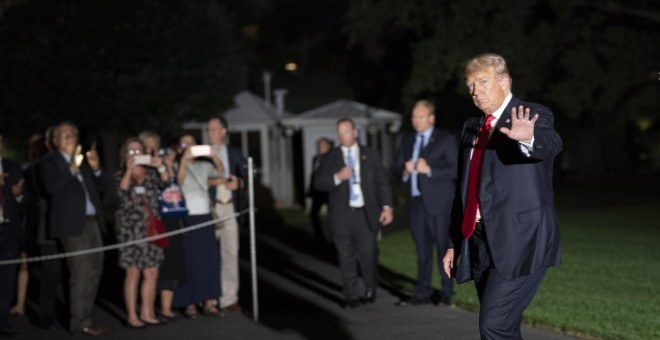 El presidente de los Estados Unidos, Donald Trump, regresa a la Casa Blanca tras asistir a un acto político en el estado de Pensilvania. EFE/Chris Kleponis