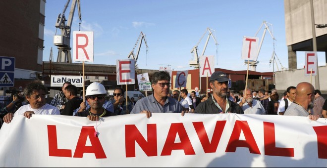 Los trabajadores de La Naval parten desde el astillero en una manifestación para reclamar el 'rescate' de la empresa. EFE/ Luis Tejido