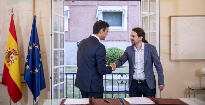 Pablo Iglesias y Pedro Sánchez en la firma del acuerdo presupuestario / PODEMOS