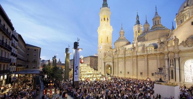 rocesión del Rosario de Cristal, uno de los actos más relevantes de las fiestas del Pilar de Zaragoza, cuyo origen se remonta al siglo XIX. EFE/JAVIER BELVER