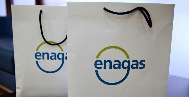 El logo de Enagas en unas bolsas durante una presentación de la compañía de distribución gasista en Madrid. REUTERS/Andrea Comas