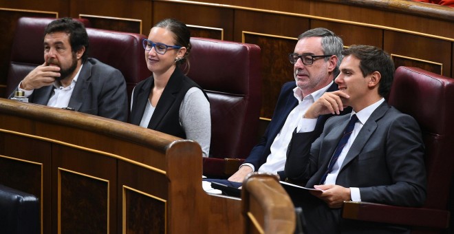 El presidente de Ciudadanos, Albert Rivera, y el secretario general de la formación naranja, José Manuel Villegas, junto a otros diputados de partido durante el pleno del Congreso. EFE/FERNANDO VILLAR