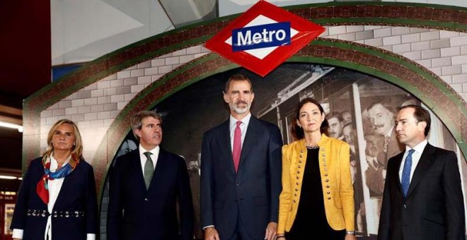 El rey Felipe, la ministra de Industria Reyes Maroto (2d), y el presidente de la Comunidad de Madrid Ángel Garrido (2i), haciendo el recorrido en metro entre las estaciones de Sol y Chamartín. (MARISCAL | EFE)