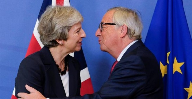 La primera ministra británica, Theresa May, saluda al presidente de la Comisión Europea, Jean-Claude Juncker. - EFE