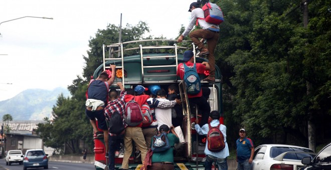 Migrantes hondureños que tratan de alcanzar EEUU, subidos a un autobús a su paso por la capital de Guatemala. REUTERS/Edgard Garrido