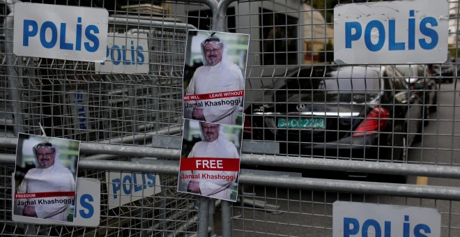 Fotos del periodista saudita Khashoggi se ubican en barreras de seguridad durante una protesta frente al Consulado Saudí en Estambul, el 8 de octubre de 2018. REUTERS