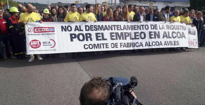 Los 317 trabajadores de la planta avilesina de Alcoa se concentraron frente a la fábrica de San Balandrán, en protesta y en lucha contra el cierre de la aluminera, que supondría el despido colectivo. EFE/ Alfredo Oliveros