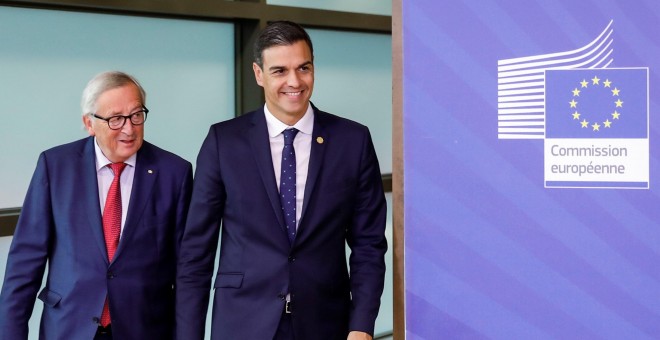 El presidente del Gobierno, Pedro Sánchez, con el presidente de la Comisión Europea, Jean-Claude Juncker, en Bruselas. EFE/ Elio Germani