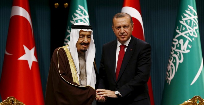 El rey de Arabia Saudí, Salman bin Abdelaziz, y el presidente turco, Tayyip Erdogan, el 12 de abril de 2016 en Ankara. REUTERS