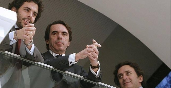 José María Aznar, acompañado de su hijo y de su yerno, Alejandro Agag, en una imagen de archivo. EFE