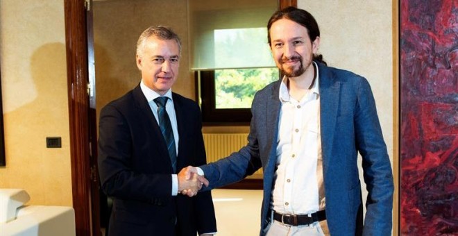 El secretario general de Podemos, Pablo Iglesias (d) saluda al Lehendakari Iñigo Urkullu (i) durante el encuentro mantenido esta tarde en la Lehenedakaritza, Presidencia del Gobierno Vasco. EFE/ADRIÁN RUIZ DE HIERRO