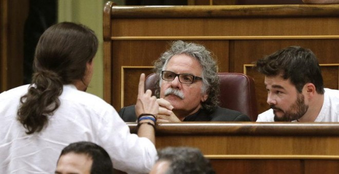 PAblo Iglesias (de espaldas) conversa con los diputados de ERC Joan Tardá y Gabriel Rufián.- EFE/BALLESTEROS/ARCHIVO