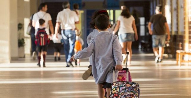 Un niño entrando al colegio | EFE