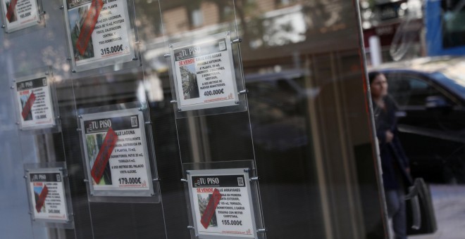 Anuncios de viviendas en venta en el escaparate de una agencia inmobiliaria en Madrid. REUTERS/Susana Vera