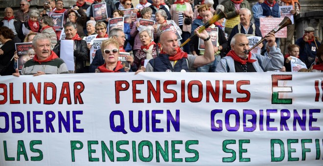 Concentración de jubilados ante el Ayuntamiento de Bilbao en defensa de unas pensiones 'dignas' de al menos 1.080 euros al mes y del blindaje del sistema público EFE/MIGUEL TOÑA