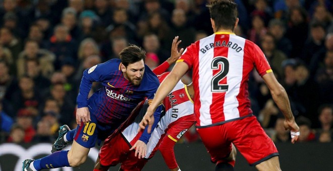 Lionel Messi cae ante Ramalho, del Girona, durante el Barça-Girona de primera vuelta, disputado en el Camp Nou. - EFE