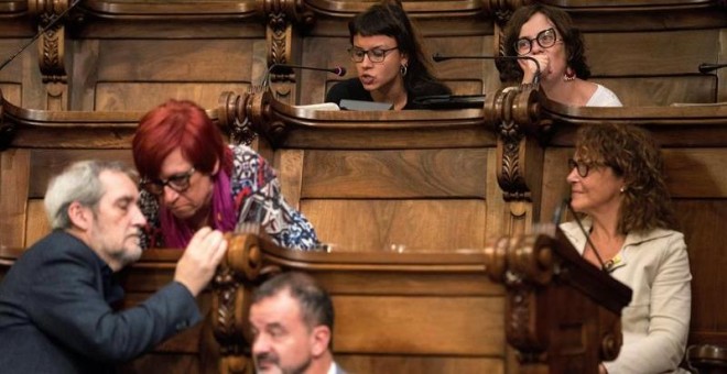 Maria Rovira, concejal de la CUP durante el pleno del Ayuntamiento de Barcelona, que ha aprobado una resolución en la que 'condena el posicionamiento del rey Felipe VI' en relación con el 'conflicto catalán'. /EFE
