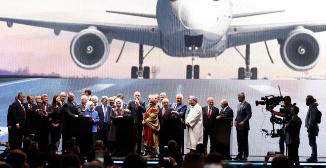 El presidente de de Turquía, Recep Tayyip Erdogan, con su esposa Emine Erdogan y otras autoridades en la ceremonia de inauguración oficial del nuevo Aeropuerto de Estambul. REUTERS/Murad Sezer