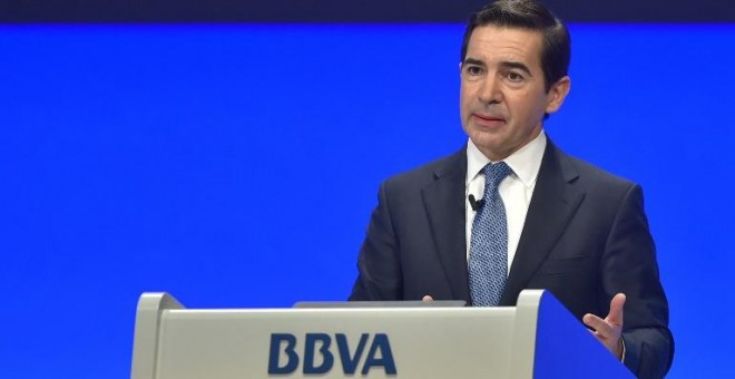El consejero delegado de BBVA, Carlos Torres, durante su intervención en la última junta de accionistas del banco, en Bilbao. APF/Ander Gillnea