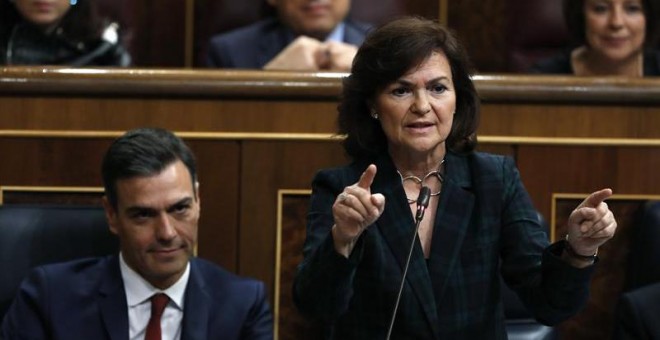 El presidente del Gobierno, Pedro Sánchez, junto a la vicepresidenta del Gobierno, Carmen Calvo , junto durante la sesión de control al Gobierno celebrada hoy en el Congreso de los Diputados. EFE/Javier Lizón