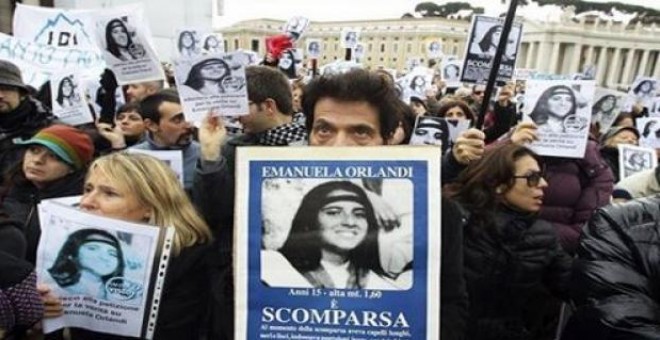 Un grupo de ciudadanos manifestandose en 2013 para que el Vaticano retomase la búsqueda de Emanuela Orlandi. REUTERS