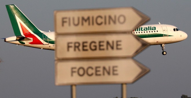 Un avión Airbus A320-200 de Alitalia toma tierra en  el aeropuerto Fiumicino, en Rome. REUTERS/Max Rossi