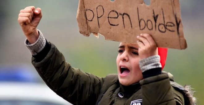 Un niño migrante en una de las protestas ante la frontera de Croacia. - AFP