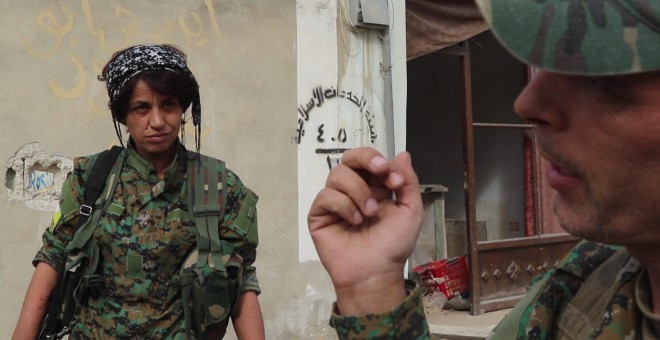 El miliciano Arges Artiaga, imputado de izquierdo, junto a una guerrillera kurda en Raqqa. Ferran Barber