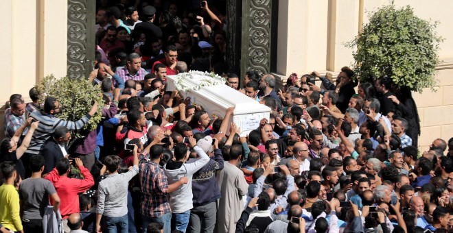 Funeral por los siete coptos asesinados en un atentado en Mina.-MOHAMED ABD EL GHANY/REUTERS