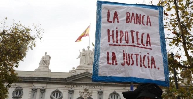 Concentración de activistas de la plataforma antidesahucios frente al Tribunal Supremo, mientras debate su posición definitiva respecto al impuesto sobre las hipotecas. REUTERS/Susana Vera