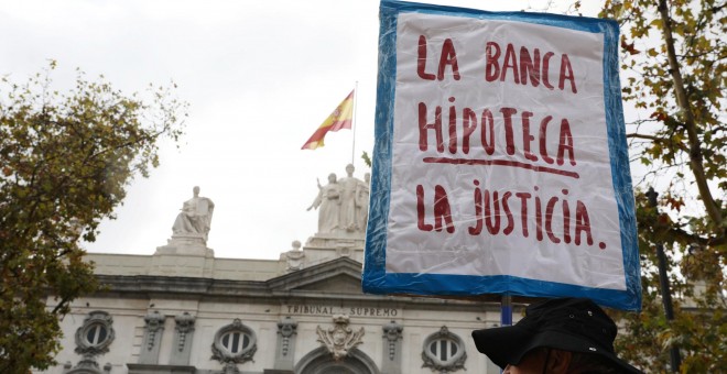 Concentración de activistas de la plataforma antidesahucios frente al Tribunal Supremo, mientras debate su posición definitiva respecto al impuesto sobre las hipotecas. REUTERS/Susana Vera