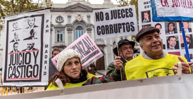 6/10/2018.- Grupos de personas se concentraron hoy ante la sede del Tribunal Supremo que hoy resuelve sobre la sentencia que atribuía a la banca el pago del impuesto de las hipotecas . EFE/Rodrigo Jiménez