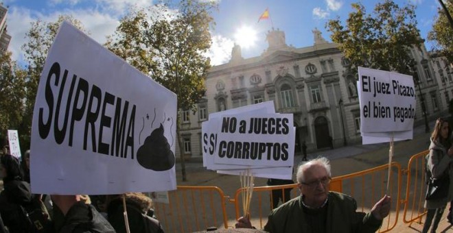 Un grupo de manifestantes protesta contra la decisión del Tribunal Supremo sobre las hipotecas, frente al mismo edificio. / EFE - RODRIGO JIMENEZ