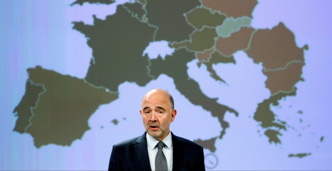 El comisario europeo de Asuntos Económicos, Pierre Moscovici, en la presentación de las previsiones macroeconómicas de otoño de la Comisión Europea.  REUTERS/Francois Lenoir
