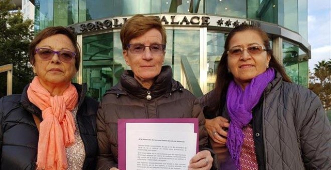 Representantes de asociaciones feministas ante el hotel donde iba a celebrase la jornada informativa sobre vientres de alquiler. (EP)