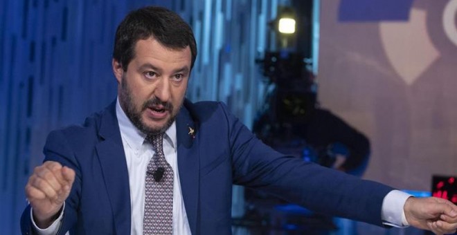 El ministro del Interior italiano, Matteo Salvini, participa en un programa de la televisión italiana, en Roma (Italia) hoy, 7 de noviembre. El Gobierno de Italia avanzó hoy en el endurecimiento de su política migratoria con la aprobación en el Senado de