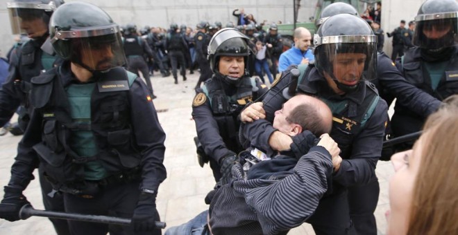Actuación de la Guardia Civil en la localidad de Sant Julià de Ramis, en Girona, durante el 1-O. AFP/Raymond Roig