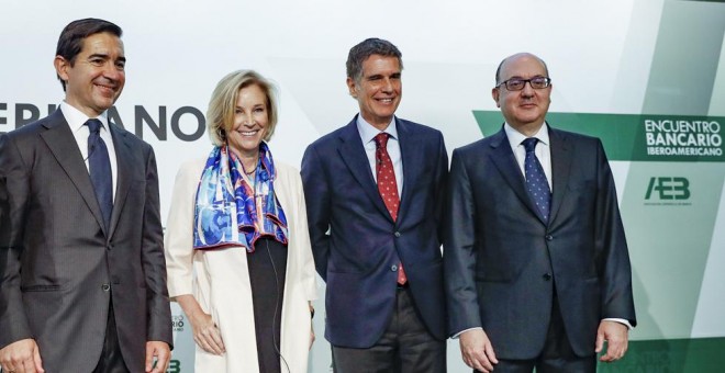 El presidente de la patronal de la banca AEB, José María Roldán (der), con los consejeros delegados de Banco Sabadell, Jaume Guardiola, Bankinter, María Dolores Dancausa, y de BBVA, Carlos Torres. EFE/Emilio Naranjo