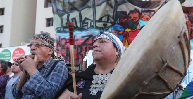 Protesta en Santiago (Chile) por la muerte a tiros de un comunero mapuche en el sur del país. (ALBERTO VALDÉS | EFE)