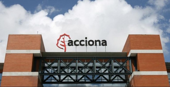 El logo de Acciona, en su sede en Alcobendas (Madrid). AFP