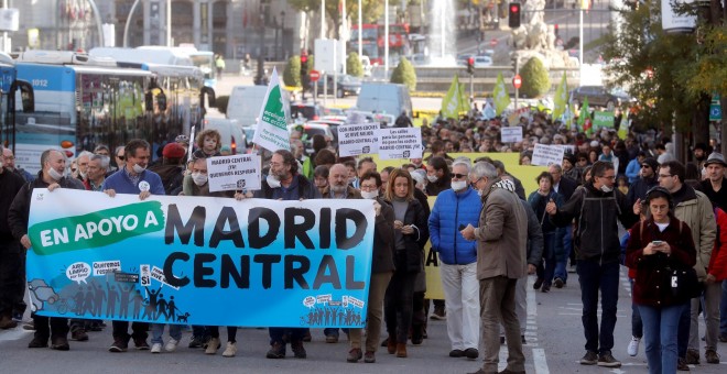 Manifestación en apoyo a Madrid Central que recorre la calle Alcalá desde la plaza de Cibeles a la Puerta del Sol. EFE/Ángel Díaz