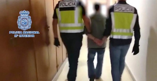 Imagen facilitada por la Policía Nacional de la detención en Zaragoza de César Román, el empresario conocido como 'el rey del cachopo'. (EFE)