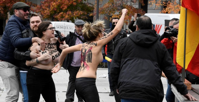 Activistas de Femen irrumpen en un acto de Falange convocado con motivo del 20N./EFE/Víctor Lerena