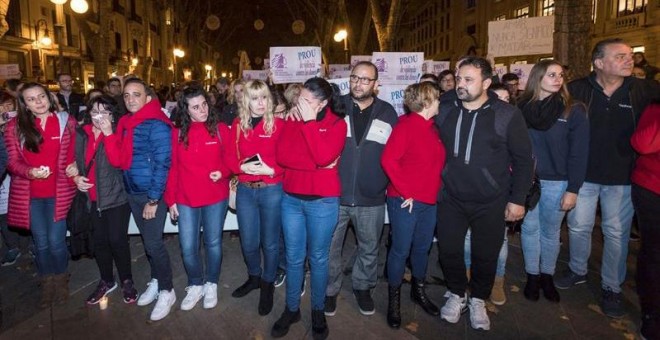 17/11/2018.- Concentración convocada hoy en Palma de Mallorca por la asociación feminista Lobby de Dones, contra la violencia de género y en memoria de Sacramento Roca, asesinada ayer a manos de su expareja. EFE/ Lliteres