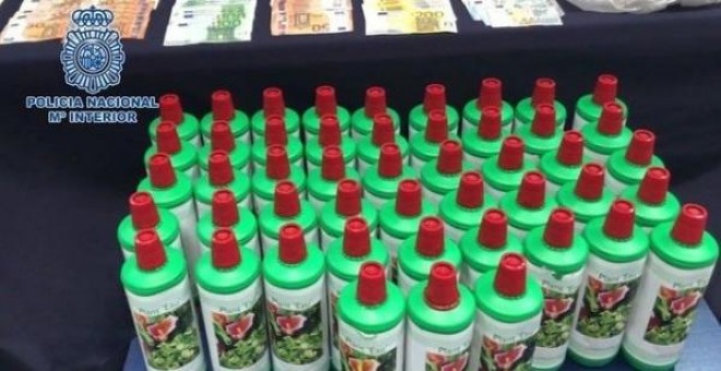 Botes de productos para plantas en los que la organización escondía el aceite para la fabricación de speed. TWITTER/ POLICIA NACIONAL