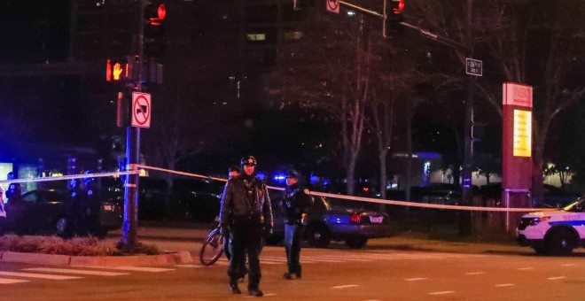 Oficiales de Policía de Chicago controlan el tráfico cerca del Hospital Mercy, escena de un tiroteo en Chicago - EFE/Tannen  Maury